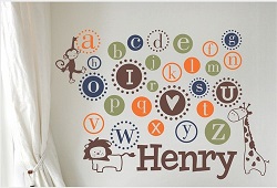 Pared con vinilos de letras