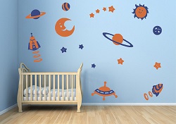 Pared con vinilos en forma de planetas