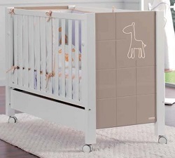 Cuna para bebes con un cabezal
