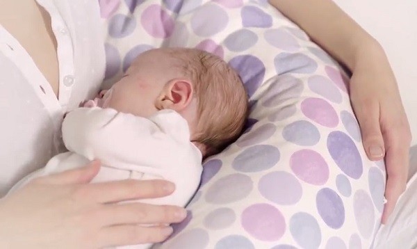 almohada para amamantar al bebe