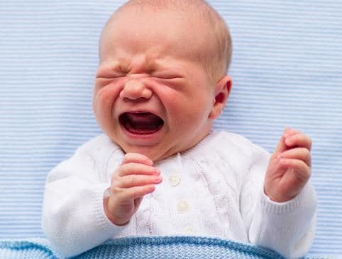 bebe enfermo llorando bebe enfermo llorando