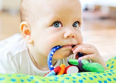 como deben ser los juguetes para bebes